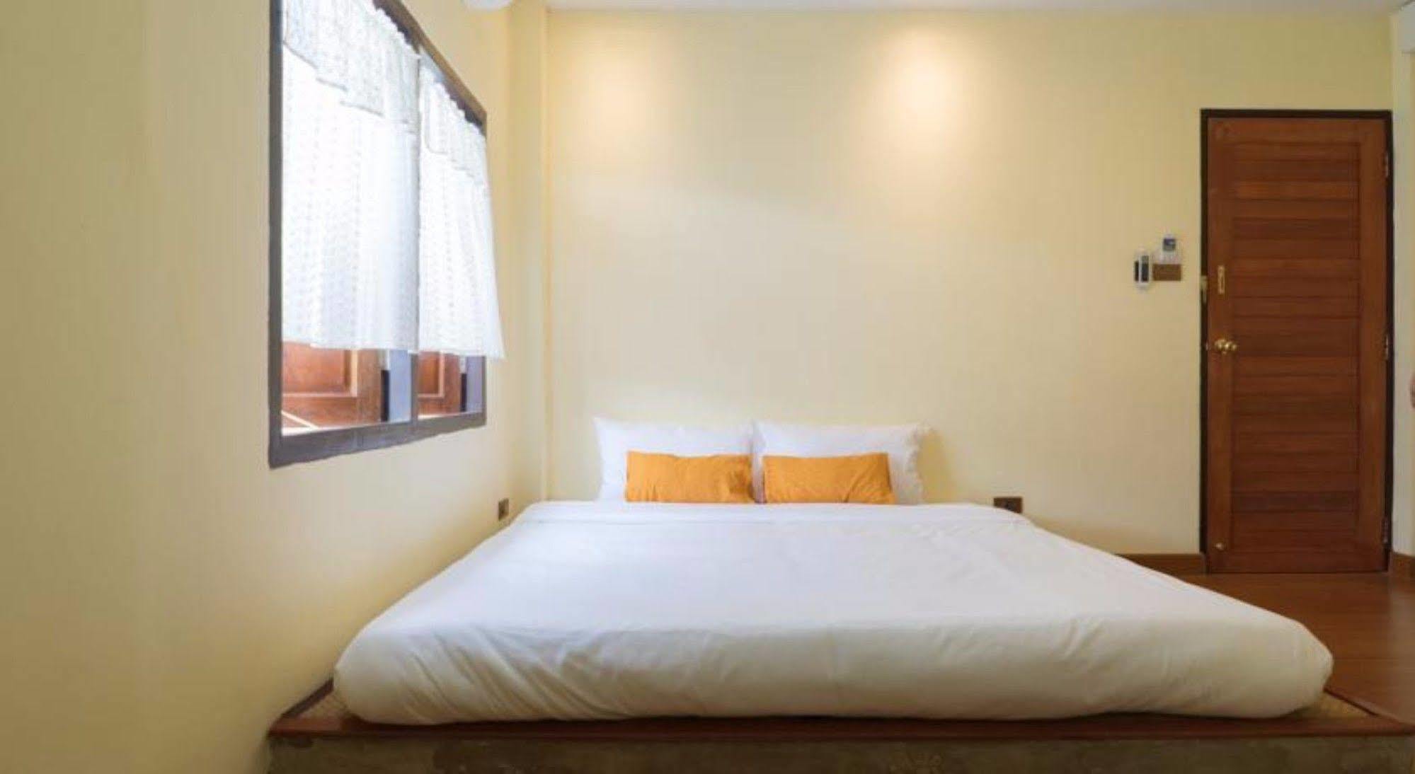 มานอน สลีป อีท ดริ้ง Bed & Breakfast เชียงใหม่ ภายนอก รูปภาพ